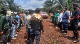 Tim BBKSDA Riau bersama pemerintah kelurahan kampung rempak, siak dan masyarakat saat akan melakukakan pemasangan perangkap, Sabtu (22/4/2023). [FOTO : publiknews.com]