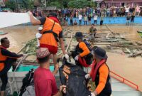 Tim SAR Kantor SAR Jambi,Gabungan Saat Mengevakuasi Jasad Korban Pencari Biji Besi yang Tenggelam di Sungai Batangahri. FOTO : HUMAS