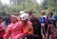 Tim Rescue Basarnas Pos SAR Kerinci gabungan Saat Evakuasi Kedua Korban. FOTO : BASARNAS