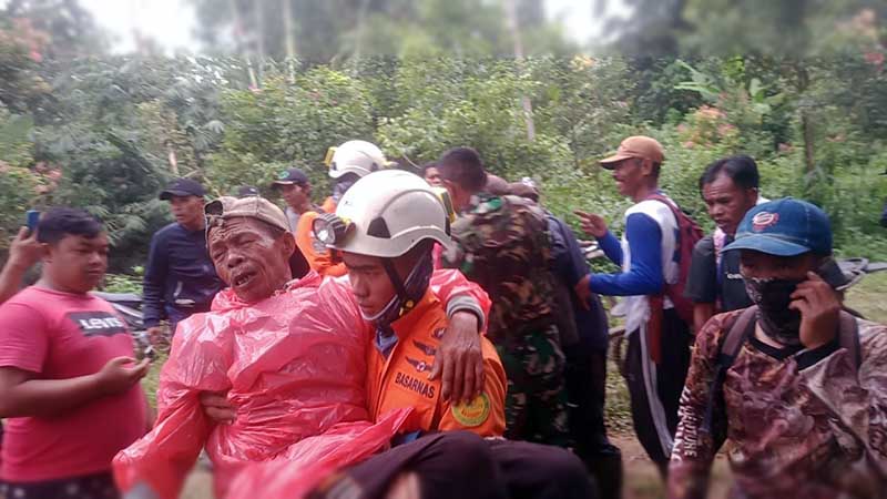 Tim Rescue Basarnas Pos SAR Kerinci gabungan Saat Evakuasi Kedua Korban. FOTO : BASARNAS