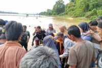 Evakuasi Bocah 10 Tahun Tenggelam di Sungai Batanghari yang Ditemukan Meninggal oleh Tim SAR Basarnas Gabungan. FOTO : HMS