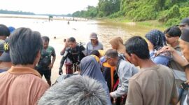 Evakuasi Bocah 10 Tahun Tenggelam di Sungai Batanghari yang Ditemukan Meninggal oleh Tim SAR Basarnas Gabungan. FOTO : HMS