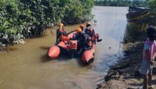 Tim SAR Kantor SAR Jambi Lakukan Pencarian Balita Tenggelam Jatuh dari Pompong di Sungai Berbak Tanjab Timur. [FOTO : HMS SAR Jambi]