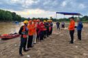 Tim SAR Gabungan menggelar briefing dan doa bersama di pinggir Sungai Batang Tembesi, Desa Rangkiling Simpang, Mandiangin, Sarolangun, sebelum melanjutkan penyisiran hari keempat untuk mencari Bambang (8), bocah yang hanyut terbawa arus, Jumat (12/6/2026). (Foto: Dok. Basarnas Jambi / Humas)