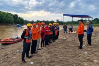 Tim SAR Gabungan menggelar briefing dan doa bersama di pinggir Sungai Batang Tembesi, Desa Rangkiling Simpang, Mandiangin, Sarolangun, sebelum melanjutkan penyisiran hari keempat untuk mencari Bambang (8), bocah yang hanyut terbawa arus, Jumat (12/6/2026). (Foto: Dok. Basarnas Jambi / Humas)