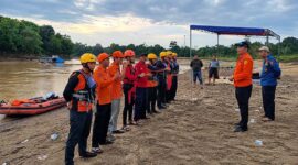 Tim SAR Gabungan menggelar briefing dan doa bersama di pinggir Sungai Batang Tembesi, Desa Rangkiling Simpang, Mandiangin, Sarolangun, sebelum melanjutkan penyisiran hari keempat untuk mencari Bambang (8), bocah yang hanyut terbawa arus, Jumat (12/6/2026). (Foto: Dok. Basarnas Jambi / Humas)