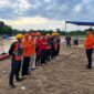 Tim SAR Gabungan menggelar briefing dan doa bersama di pinggir Sungai Batang Tembesi, Desa Rangkiling Simpang, Mandiangin, Sarolangun, sebelum melanjutkan penyisiran hari keempat untuk mencari Bambang (8), bocah yang hanyut terbawa arus, Jumat (12/6/2026). (Foto: Dok. Basarnas Jambi / Humas)