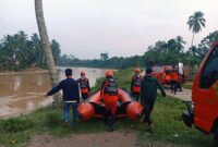 Tim SAR BAsarnas Lakukan Pencarian Perempuan Berusia 10 Tahun Tenggelam Terbawa Arus di Sungai Batang Asai Desa Lubuk Resam, Kecamatan Limun, Kabupaten Sarulangung. FOTO : HUMAS