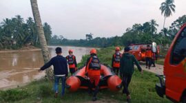 Tim SAR BAsarnas Lakukan Pencarian Perempuan Berusia 10 Tahun Tenggelam Terbawa Arus di Sungai Batang Asai Desa Lubuk Resam, Kecamatan Limun, Kabupaten Sarulangung. FOTO : HUMAS