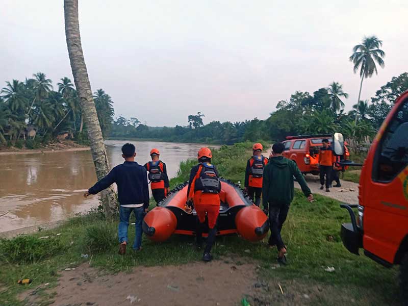 Tim SAR BAsarnas Lakukan Pencarian Perempuan Berusia 10 Tahun Tenggelam Terbawa Arus di Sungai Batang Asai Desa Lubuk Resam, Kecamatan Limun, Kabupaten Sarulangung. FOTO : HUMAS