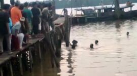 Warga saat Melakukan Pencarian dan Menemukan Korban di TKP yang Diduga Korbam Bermain. FOTO : Tangkapan Layar