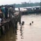 Warga saat Melakukan Pencarian dan Menemukan Korban di TKP yang Diduga Korbam Bermain. FOTO : Tangkapan Layar