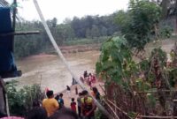 Warga Melakukan Pencarian Korban di Sekitar Lokasi Korban Dikabarkan Tenggelam, Warga Sekita Juga Memadatsi Lokasi. [FOTO : Lensaone.com]