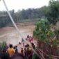 Warga Melakukan Pencarian Korban di Sekitar Lokasi Korban Dikabarkan Tenggelam, Warga Sekita Juga Memadatsi Lokasi. [FOTO : Lensaone.com]