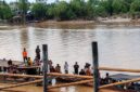 Hari keempat operasi SAR, Sabtu (23/5/2026) Ratusan warga dari berbagai desa tetangga secara sukarela turun ke sungai menggunakan perahu tradisional guna membantu Basarnas Gabungan menyisir aliran air untuk mencari dua pekerja pengelasan yang hilang terseret arus akibat ambruknya jembatan dermaga Sungai Limau, Dusun Karya Baru, Desa Sungai Landak, Kecamatan Senyerang. (FOTO : Dok. Istimewa/LT)