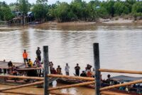 Hari keempat operasi SAR, Sabtu (23/5/2026) Ratusan warga dari berbagai desa tetangga secara sukarela turun ke sungai menggunakan perahu tradisional guna membantu Basarnas Gabungan menyisir aliran air untuk mencari dua pekerja pengelasan yang hilang terseret arus akibat ambruknya jembatan dermaga Sungai Limau, Dusun Karya Baru, Desa Sungai Landak, Kecamatan Senyerang. (FOTO : Dok. Istimewa/LT)