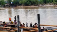 Hari keempat operasi SAR, Sabtu (23/5/2026) Ratusan warga dari berbagai desa tetangga secara sukarela turun ke sungai menggunakan perahu tradisional guna membantu Basarnas Gabungan menyisir aliran air untuk mencari dua pekerja pengelasan yang hilang terseret arus akibat ambruknya jembatan dermaga Sungai Limau, Dusun Karya Baru, Desa Sungai Landak, Kecamatan Senyerang. (FOTO : Dok. Istimewa/LT)