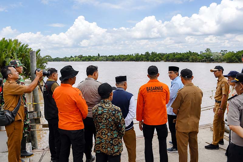 Bupati H. Anwar Sadat bersama Kapolres AKBP M. Kuswicaksono, SIK, MH dan tim SAR gabungan saat memantau langsung proses penyisiran Sungai Pengabuan di lokasi runtuhnya dermaga Desa Sungai Landak, Kecamatan Senyerang, Senin (25/5/2026). Hingga hari keenam, pencarian dua korban kecelakaan kerja tersebut masih terus diupayakan di tengah tantangan cuaca buruk. (Foto: Dok. Istimewa/LT)