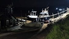 Tim SAR gabungan masih bersiaga di tepi Sungai Batanghari, Desa Ture, Kecamatan Pemayung, Kabupaten Batanghari, Jambi, Selasa (14/7/2026) malam. Meskipun terkendala visibilitas, tim gabungan terus berupaya melakukan penyisiran hingga pukul 23.00 WIB guna mencari keberadaan Gusti Randa (16) yang dilaporkan hilang terseret arus sungai. (Foto: Dok. Tangkapan Layar akun Nature)