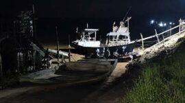 Tim SAR gabungan masih bersiaga di tepi Sungai Batanghari, Desa Ture, Kecamatan Pemayung, Kabupaten Batanghari, Jambi, Selasa (14/7/2026) malam. Meskipun terkendala visibilitas, tim gabungan terus berupaya melakukan penyisiran hingga pukul 23.00 WIB guna mencari keberadaan Gusti Randa (16) yang dilaporkan hilang terseret arus sungai. (Foto: Dok. Tangkapan Layar akun Nature)
