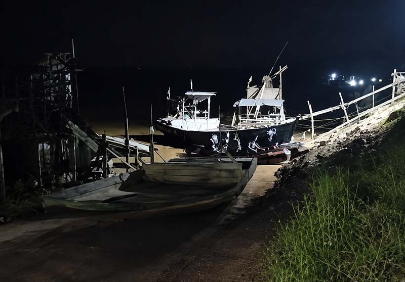 Tim SAR gabungan masih bersiaga di tepi Sungai Batanghari, Desa Ture, Kecamatan Pemayung, Kabupaten Batanghari, Jambi, Selasa (14/7/2026) malam. Meskipun terkendala visibilitas, tim gabungan terus berupaya melakukan penyisiran hingga pukul 23.00 WIB guna mencari keberadaan Gusti Randa (16) yang dilaporkan hilang terseret arus sungai. (Foto: Dok. Tangkapan Layar akun Nature)