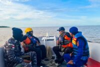 SINERGI GABUNGAN: Tim SAR Gabungan yang terdiri dari personel Basarnas, TNI AL, dan Polairud melakukan koordinasi di atas kapal patroli saat melakukan penyisiran di Perairan Simbur Naik, Tanjung Jabung Timur, Kamis (9/4/2026). (FOTO : Kantor SAR Jambi)