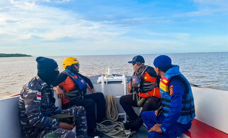 SINERGI GABUNGAN: Tim SAR Gabungan yang terdiri dari personel Basarnas, TNI AL, dan Polairud melakukan koordinasi di atas kapal patroli saat melakukan penyisiran di Perairan Simbur Naik, Tanjung Jabung Timur, Kamis (9/4/2026). (FOTO : Kantor SAR Jambi)