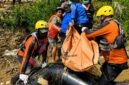 im SAR Gabungan mengangkat kantong jenazah bocah berusia 8 tahun yang tenggelam di Sungai Tembesi, Sarolangun, Jambi, Senin (6/7/2026). Penemuan jasad korban pada hari keempat ini sekaligus menandai ditutupnya operasi pencarian gabungan tersebut. (Foto: Dok. Tim SAR Gabungan)