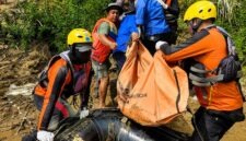 im SAR Gabungan mengangkat kantong jenazah bocah berusia 8 tahun yang tenggelam di Sungai Tembesi, Sarolangun, Jambi, Senin (6/7/2026). Penemuan jasad korban pada hari keempat ini sekaligus menandai ditutupnya operasi pencarian gabungan tersebut. (Foto: Dok. Tim SAR Gabungan)