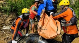im SAR Gabungan mengangkat kantong jenazah bocah berusia 8 tahun yang tenggelam di Sungai Tembesi, Sarolangun, Jambi, Senin (6/7/2026). Penemuan jasad korban pada hari keempat ini sekaligus menandai ditutupnya operasi pencarian gabungan tersebut. (Foto: Dok. Tim SAR Gabungan)