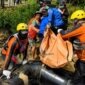 im SAR Gabungan mengangkat kantong jenazah bocah berusia 8 tahun yang tenggelam di Sungai Tembesi, Sarolangun, Jambi, Senin (6/7/2026). Penemuan jasad korban pada hari keempat ini sekaligus menandai ditutupnya operasi pencarian gabungan tersebut. (Foto: Dok. Tim SAR Gabungan)