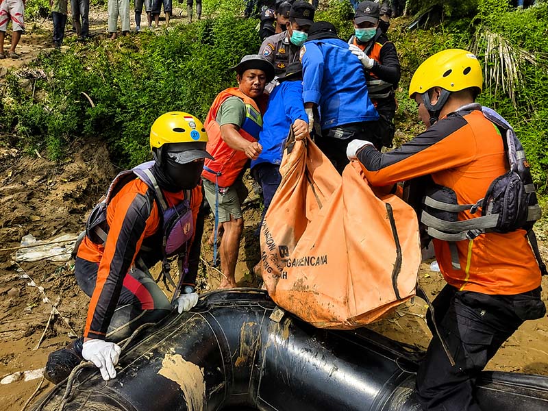 im SAR Gabungan mengangkat kantong jenazah bocah berusia 8 tahun yang tenggelam di Sungai Tembesi, Sarolangun, Jambi, Senin (6/7/2026). Penemuan jasad korban pada hari keempat ini sekaligus menandai ditutupnya operasi pencarian gabungan tersebut. (Foto: Dok. Tim SAR Gabungan)