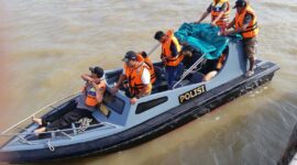 FOTO : Tim Gabungan Saat Melakukan Pencarian Korban Zulfan korban hanyut di kawasan sekitaat awal hanyutnya korban di Anjungan Pengabuan Wather Front City (WFC) Kuala Tungkal, Rabu (15/01/20).