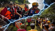 Tim SAR Gabungan yang terdiri dari personel BASARNAS Jambi, TNI-Polri, BPBD, serta perangkat kecamatan dan masyarakat setempat melakukan pengarahan (briefing) di tepi Sungai Batanghari, Kelurahan Buluran Kenali, Kota Jambi, Jumat (5/6/2026). Koordinasi ini dilakukan untuk memetakan radius dan membagi sektor pencarian terhadap Indra, pemancing yang dilaporkan hilang diduga tenggelam. (Foto: Dok. BASARNAS Jambi)
