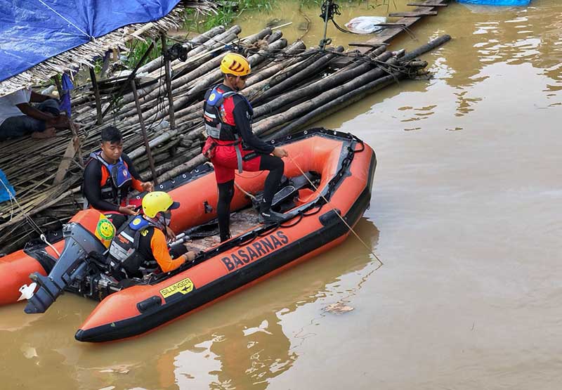 Tim Rescue Kantor SAR Jambi Bergerak Melakukan Pencarian Keberadaan Korban di Sekitar TKP Korban Peter (30) DIlaporkan Hilang. FOTO : HMS