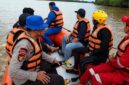 Hingga hari ketiga, im SAR gabungan yang terdiri dari Personel Basarnas, Polairud Baharkam Polri, TNI, dan relawan masih terus mengupayakan pencarian terhadap dua pekerja las jembatan dermaga yang hilang terseret arus sejak Rabu lalu. (Foto: Dok. Humas SAR/Instansi Terkait)
