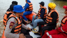 Hingga hari ketiga, im SAR gabungan yang terdiri dari Personel Basarnas, Polairud Baharkam Polri, TNI, dan relawan masih terus mengupayakan pencarian terhadap dua pekerja las jembatan dermaga yang hilang terseret arus sejak Rabu lalu. (Foto: Dok. Humas SAR/Instansi Terkait)