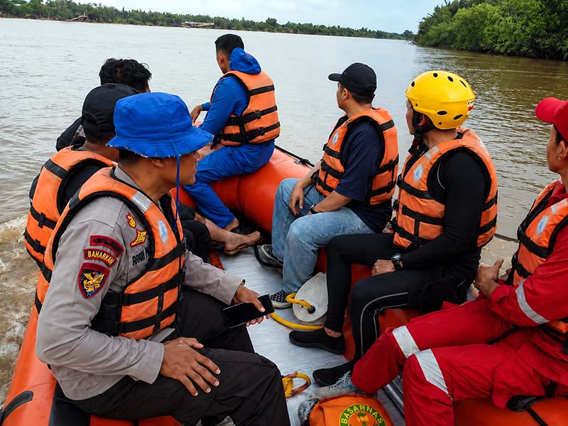 Hingga hari ketiga, im SAR gabungan yang terdiri dari Personel Basarnas, Polairud Baharkam Polri, TNI, dan relawan masih terus mengupayakan pencarian terhadap dua pekerja las jembatan dermaga yang hilang terseret arus sejak Rabu lalu. (Foto: Dok. Humas SAR/Instansi Terkait)