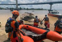 Personil Kantor Basarnas Jambi dan 1 Tim dari KN SAR 414 Jambi Persiapan Pencarian Said Sandi (40) yang Diduga Tenggelam di Sungai Batanghari Jambi. [FOTO : Hms Basarnas] 