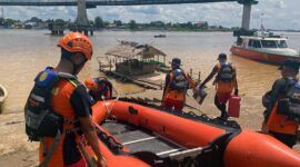 Personil Kantor Basarnas Jambi dan 1 Tim dari KN SAR 414 Jambi Persiapan Pencarian Said Sandi (40) yang Diduga Tenggelam di Sungai Batanghari Jambi. [FOTO : Hms Basarnas] 