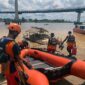 Personil Kantor Basarnas Jambi dan 1 Tim dari KN SAR 414 Jambi Persiapan Pencarian Said Sandi (40) yang Diduga Tenggelam di Sungai Batanghari Jambi. [FOTO : Hms Basarnas] 
