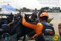 Tim SAR Basarnas Gabungan Saat Mengevakuasi Jasad Said Sandi (40) Pemancing yang Tenggelam di Sungai Batanghari. FOTO : Basarnas Jambi