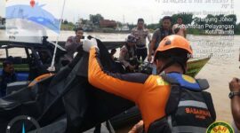 Tim SAR Basarnas Gabungan Saat Mengevakuasi Jasad Said Sandi (40) Pemancing yang Tenggelam di Sungai Batanghari. FOTO : Basarnas Jambi