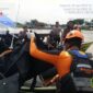 Tim SAR Basarnas Gabungan Saat Mengevakuasi Jasad Said Sandi (40) Pemancing yang Tenggelam di Sungai Batanghari. FOTO : Basarnas Jambi