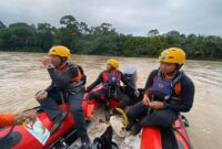 PENCARIAN KORBAN HANYUT: Tim SAR Gabungan menyisir Sungai Batang Merangin, Desa Pulau Rengas, Kecamatan Bangko Barat, Kabupaten Merangin, Jambi, Sabtu (23/5/2026). Pencarian hari kedua ini difokuskan untuk menemukan Fakih (15), remaja yang dilaporkan hilang terseret arus kuat saat mandi di sungai tersebut pada Jumat (22/5/2026) sore. (FOTO : Dook. BASARNAS Jambi)
