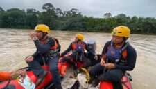 PENCARIAN KORBAN HANYUT: Tim SAR Gabungan menyisir Sungai Batang Merangin, Desa Pulau Rengas, Kecamatan Bangko Barat, Kabupaten Merangin, Jambi, Sabtu (23/5/2026). Pencarian hari kedua ini difokuskan untuk menemukan Fakih (15), remaja yang dilaporkan hilang terseret arus kuat saat mandi di sungai tersebut pada Jumat (22/5/2026) sore. (FOTO : Dook. BASARNAS Jambi)