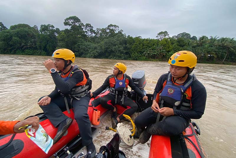 PENCARIAN KORBAN HANYUT: Tim SAR Gabungan menyisir Sungai Batang Merangin, Desa Pulau Rengas, Kecamatan Bangko Barat, Kabupaten Merangin, Jambi, Sabtu (23/5/2026). Pencarian hari kedua ini difokuskan untuk menemukan Fakih (15), remaja yang dilaporkan hilang terseret arus kuat saat mandi di sungai tersebut pada Jumat (22/5/2026) sore. (FOTO : Dook. BASARNAS Jambi)