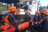 Tim SAR gabungan Basarnas Saat Lakukan Pencarian Terhadap ABK yang Terjatuh di Sungai Batangahri. [FOTO : Basarnas]