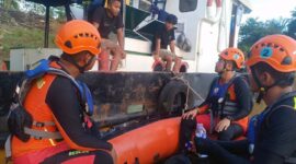 Tim SAR gabungan Basarnas Saat Lakukan Pencarian Terhadap ABK yang Terjatuh di Sungai Batangahri. [FOTO : Basarnas]