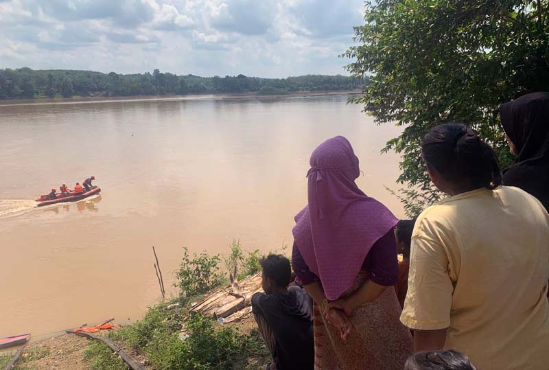 Warga dan Keluarga Menyaksikan Proses Pencarian Ikram (16) di Sungai Batanghari oleh Tim Gabungan. FOTO : Ist